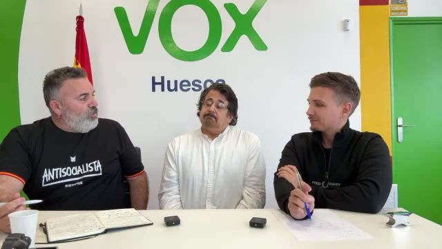 EQUIPO  F -  EN LA SEDE DE VOX HUESCA