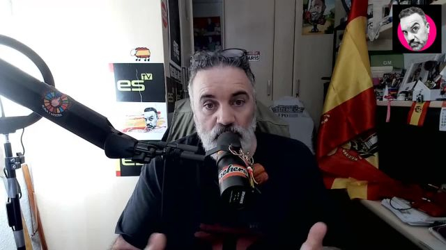 Tocar moqueta o sillón, al final algo se pega